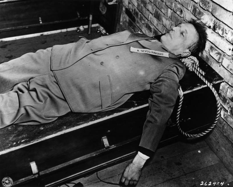 Để những tên tội phạm phát xít Đức trả giá cho tội ác đã gây ra, John C. Woods cố tình kéo dài thời gian chết của tử tù khi treo cổ phạm nhân. Theo đó, những quan chức phát xít Đức có cái chết đau đớn hơn.