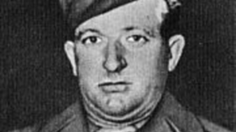 Lo sợ những tên tội phạm Đức quốc xã chưa bị bắt sẽ trả thù nên Woods thường mang theo 2 khẩu súng lục để phòng thân. Cuối cùng, ông bị điện giật chết khi thay bóng đèn hồi tháng 7/1950. video: Tiếp tục truy tìm tội phạm chiến tranh thời phát xít Đức (nguồn: VTC14)