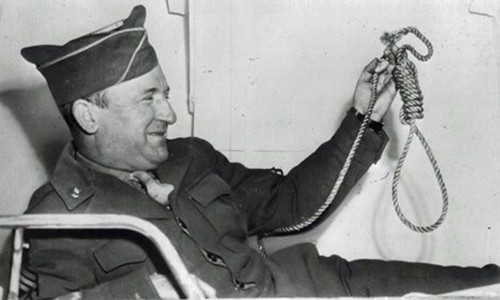 John C. Woods từng nói với mọi người rằng bản thân đã hành hình 349 "tay sai" của Hitler. Thế nhưng, một số chuyên gia cho hay số tên tội phạm phát xít Đức bị Woods hành quyết là khoảng 90 người.