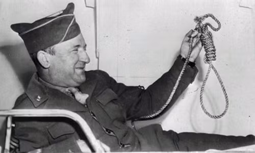 John C. Woods từng nói với mọi người rằng bản thân đã hành hình 349 "tay sai" của Hitler. Thế nhưng, một số chuyên gia cho hay số tên tội phạm phát xít Đức bị Woods hành quyết là khoảng 90 người.