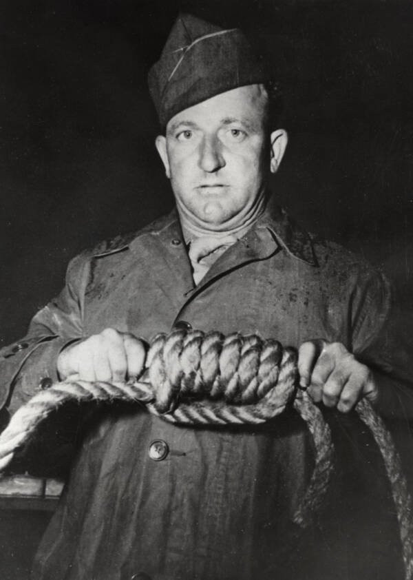 Cũng có không ít "tay sai" của Hitler bị hành quyết bởi tội ác rùng rợn đã gây ra. Để khiến chúng chết trong đau đớn hơn nhiều lần mức bình thường, người hành hình đã thực hiện một số thủ thuật.