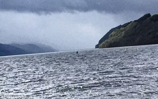 Bức ảnh chụp một "sinh vật lạ" trồi lên giữa hồ Loch Ness.
