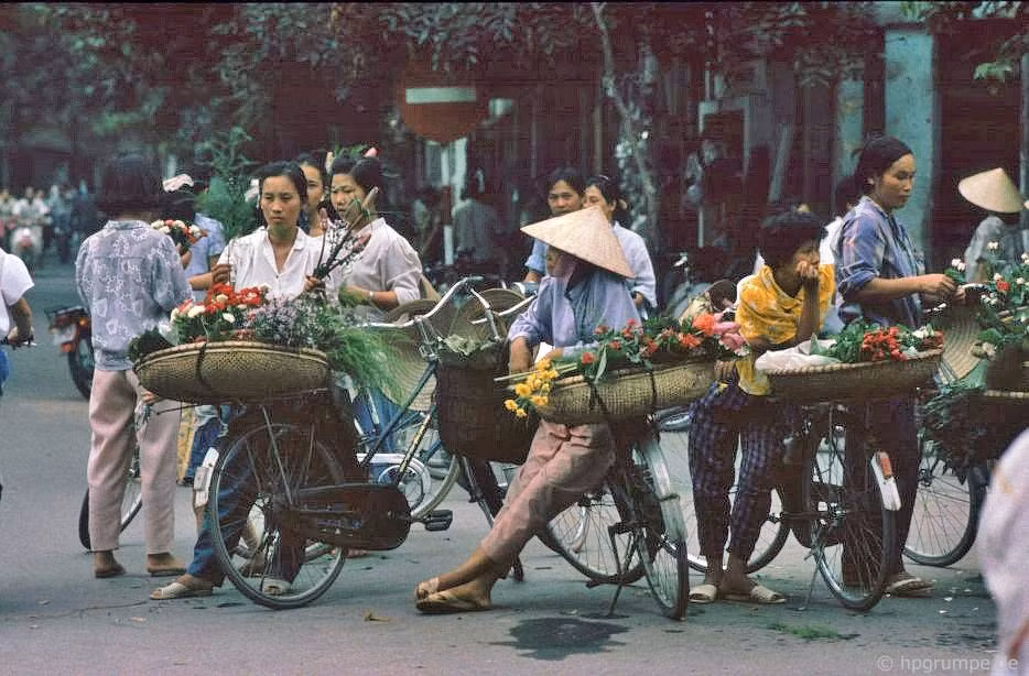 Những gánh hàng rong bán hoa tươi.