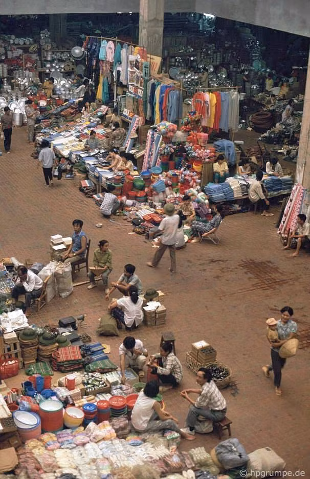 Bên trong chợ Đồng Xuân. Trải qua hơn 100 năm, đây vẫn là khu chợ lớn nhất của Hà Nội, và là điểm thu hút khách du lịch nước ngoài.