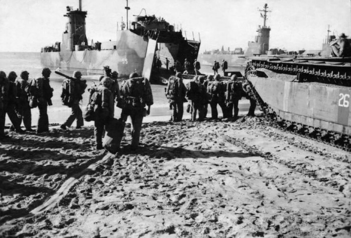 Mỹ muốn chiếm được Iwo Jima từ tay Nhật Bản để tạo bàn đạp giành các đảo khác trước khi tiến vào lãnh thổ nước này.