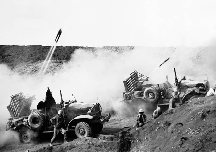 Các trận đánh giữa Mỹ và Nhật Bản trên hòn đảo Iwo Jima diễn ra trong 36 ngày vô cùng khốc liệt khi quân đội Nhật Bản chiến đấu điên cuồng để giữ được nơi này.