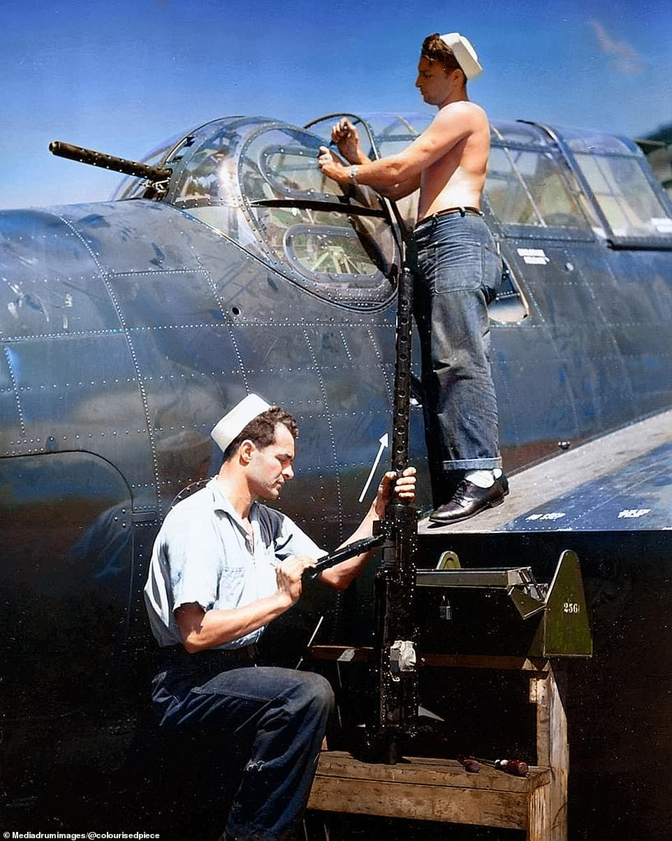 Máy bay Grumman TBM Avenger của Mỹ được bảo trì vũ khí và các trang thiết bị trước khi xuất kích. Ảnh chụp vào khoảng năm 1944 - 1945.