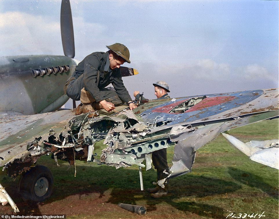 Binh sĩ quân đồng minh tháo dỡ vũ khí khỏi máy bay bị hư hại nặng trong cuộc chiến với phát xít Đức tháng 3/1945.