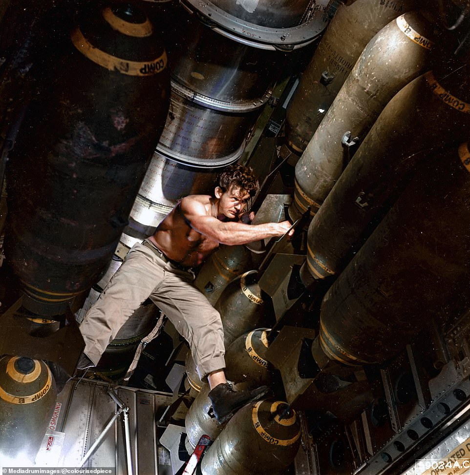 Thợ máy thuộc Không quân Mỹ kiểm tra hệ thống vũ khí, động cơ... bên trong máy bay ném bom Boeing B-29 Superfortress. video: Châu Á kỷ niệm ngày kết thúc Chiến tranh thế giới 2 (nguồn: VTC14)