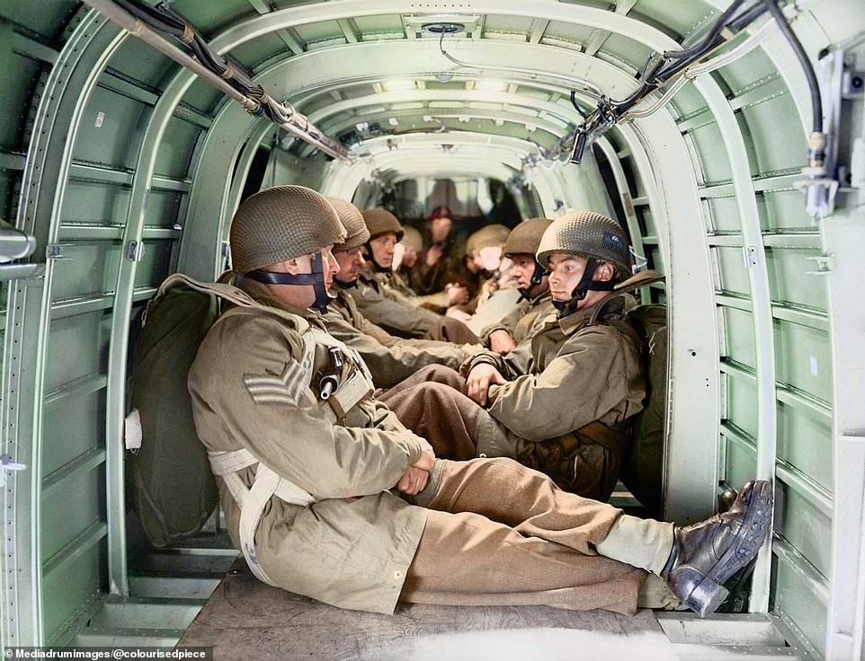 Lính nhảy dù thuộc Không quân Hoàng gia Anh (RAF) bên trong máy bay Armstrong Whitworth Whitley hồi tháng 8/1942. Lực lượng không quân đóng vai trò quan trọng trong chiến thắng của các nước Đồng minh trong Thế chiến 2.