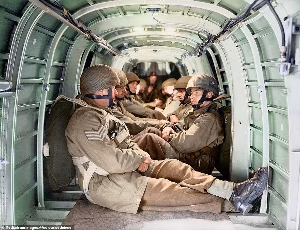 Lính nhảy dù thuộc Không quân Hoàng gia Anh (RAF) bên trong máy bay Armstrong Whitworth Whitley hồi tháng 8/1942. Lực lượng không quân đóng vai trò quan trọng trong chiến thắng của các nước Đồng minh trong Thế chiến 2.