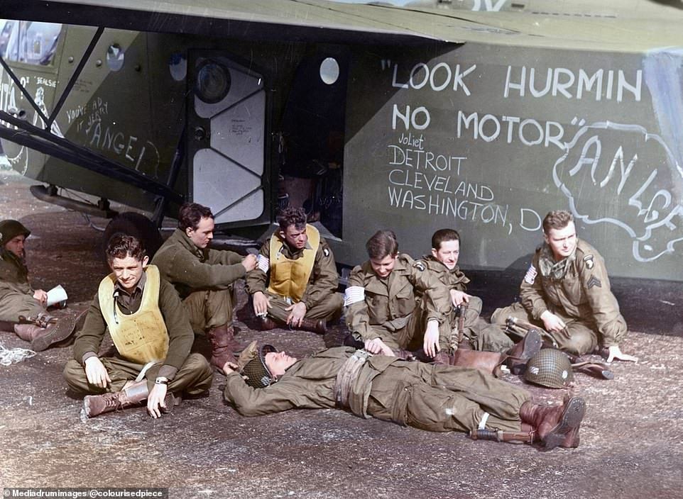 Các thành viên thuộc sư đoàn dù 101 của Mỹ nghỉ ngơi bên cạnh máy bay Waco CG-4 trước khi lên đường Hà Lan làm nhiệm vụ tác chiến.