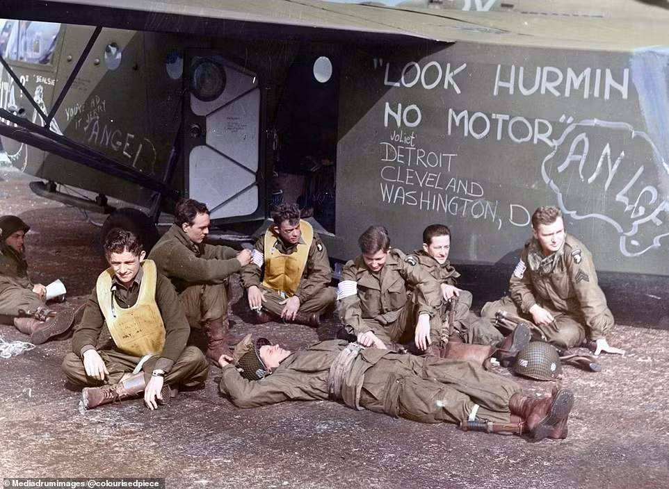 Các thành viên thuộc sư đoàn dù 101 của Mỹ nghỉ ngơi bên cạnh máy bay Waco CG-4 trước khi lên đường Hà Lan làm nhiệm vụ tác chiến.