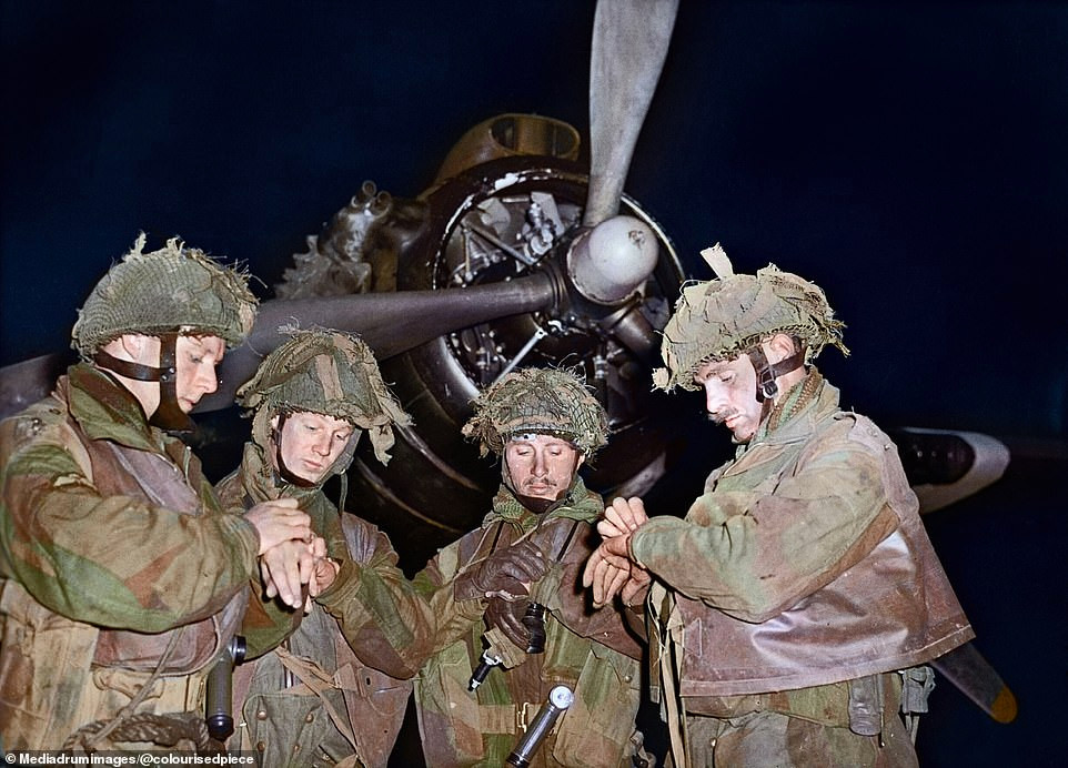 4 binh lính thuộc Không quân Hoàng gia Anh chỉnh đồng hồ, xác nhận thời gian trước khi lên máy bay thực hiện nhiệm vụ ngày 5/6/1944.