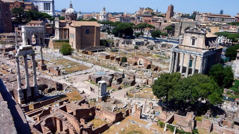 Bước đầu, các chuyên gia tìm thấy một chiếc quách bằng đá có niên đại từ thế kỷ thứ 6 trước Công nguyên cùng với một bàn thờ hình tròn trong khu mộ dưới lòng đất.