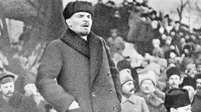 Theo các tài liệu, Fanya Kaplan thực hiện vụ ám sát Lenin khi ông tham dự một sự kiện ở Moscow.