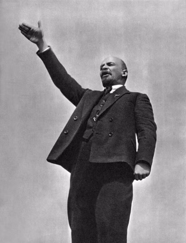 Trong lúc Lenin đang phát biểu thì Fanya Kaplan đứng giữa đám đông rút khẩu súng lục ra và bắn 3 phát đạn về phía ông.