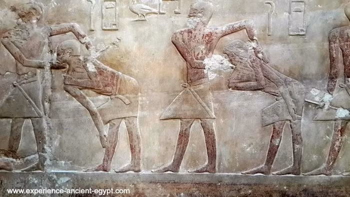 Sau khi trải qua kiểu tra tấn hãi hùng trên, gương mặt của phạm nhân sẽ trở nên gớm ghiếc, xấu xí, thậm chí là khiến người khác sợ hãi khi nhìn thấy.