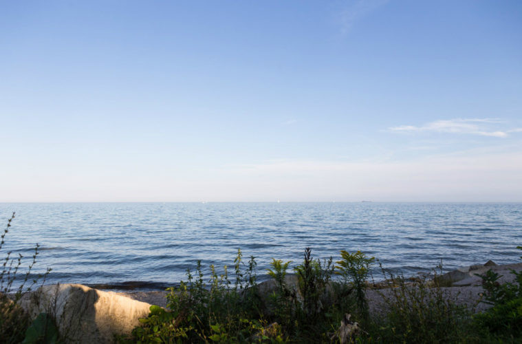 Trên đường đi qua hồ Michigan, thuyền trưởng Donner cảm thấy không khỏe nên giao nhiệm vụ cho thuyền phó tạm thời phụ trách con tàu để ông đi nghỉ một lúc. Thuyền trưởng cũng căn dặn khi con tàu gần đến nơi thì gọi ông dậy.