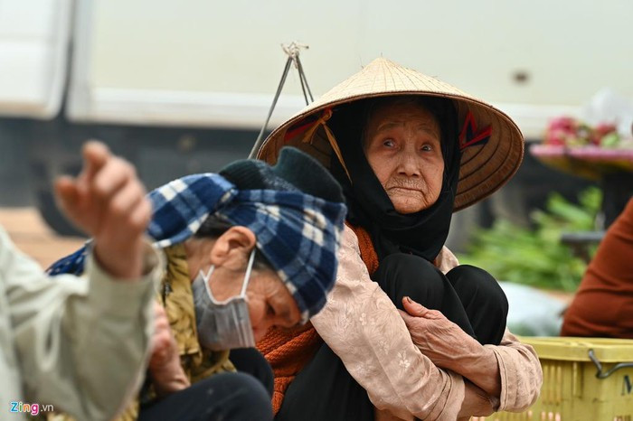 "Rau củ quả đều của nhà trồng, đồ sạch lắm nhưng mấy hôm nay người ta nghe trong xã có dịch nên ít người qua lại lối này, chợ cũng ế ẩm hơn ngày thường", bà Nhu (người dân xã Sơn Lôi) trầm ngâm nói.