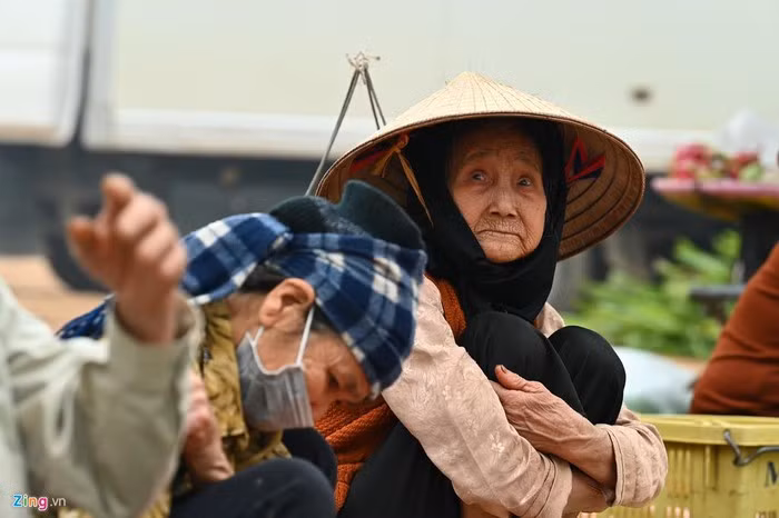 "Rau củ quả đều của nhà trồng, đồ sạch lắm nhưng mấy hôm nay người ta nghe trong xã có dịch nên ít người qua lại lối này, chợ cũng ế ẩm hơn ngày thường", bà Nhu (người dân xã Sơn Lôi) trầm ngâm nói.