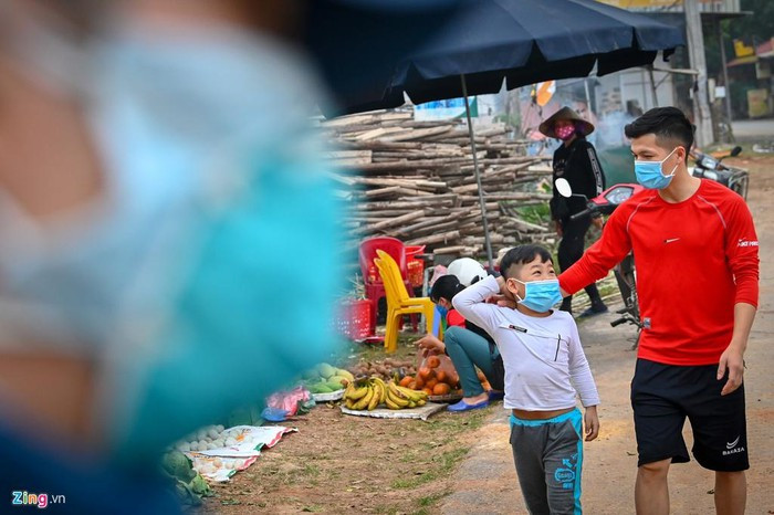 Anh Nguyễn Quốc Khanh (người dân xã Sơn Lôi) phải ở nhà cách ly do yêu cầu của công ty. Thời gian không phải đi làm anh dành để chăm sóc cậu con trai 5 tuổi phải nghỉ học vì virus corona.