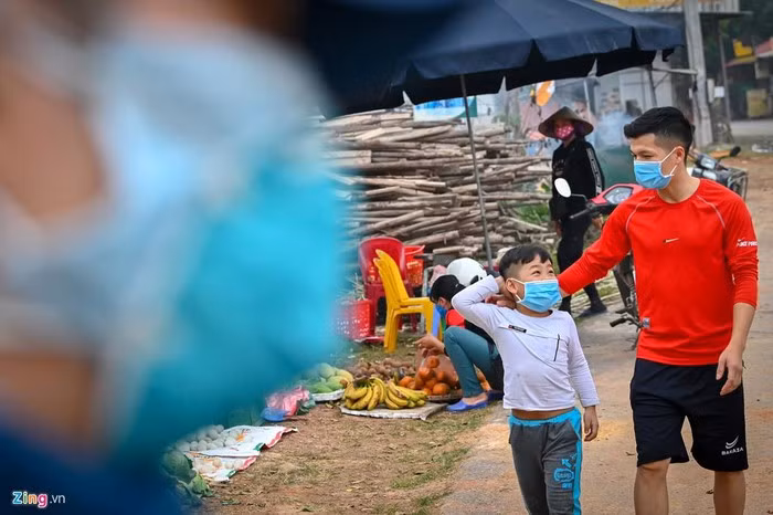 Anh Nguyễn Quốc Khanh (người dân xã Sơn Lôi) phải ở nhà cách ly do yêu cầu của công ty. Thời gian không phải đi làm anh dành để chăm sóc cậu con trai 5 tuổi phải nghỉ học vì virus corona.