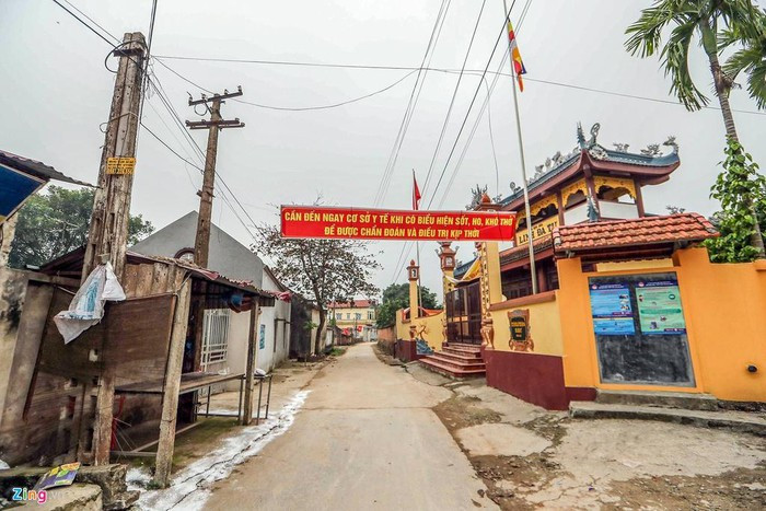 Các khẩu hiệu tuyên truyền cho người dân về virus corona được treo ở khắp đường làng ngõ xóm trong xã Sơn Lôi.