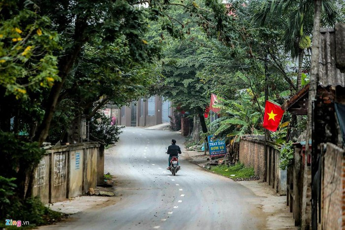 Con đường dẫn vào thôn Ái Văn (xã Sơn Lôi) vắng bóng người qua lại. Được biết tỉnh Vĩnh Phúc có số ca nhiễm virus corona cao nhất cả nước với tổng số 10 trường hợp.