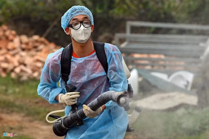 Anh Nguyễn Văn Thu (công nhân phun thuốc khử trùng) cho biết hóa chất để khử trùng là loại Cloramin B. Vị trí được khuyến cáo phun thuốc là trong nhà và sân vườn xung quanh.