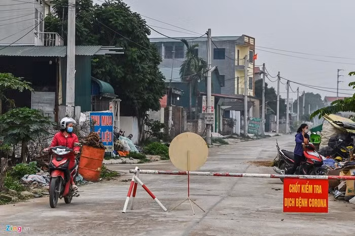 6 thôn khác của xã Sơn Lôi như Ái Văn, An Lão, Bá Cầu, Lương Câu, Ngọc Bảo, Nhân Nghĩa cũng được lực lượng chức năng lâp chốt nhằm kiểm soát lượng người và xe ra vào.