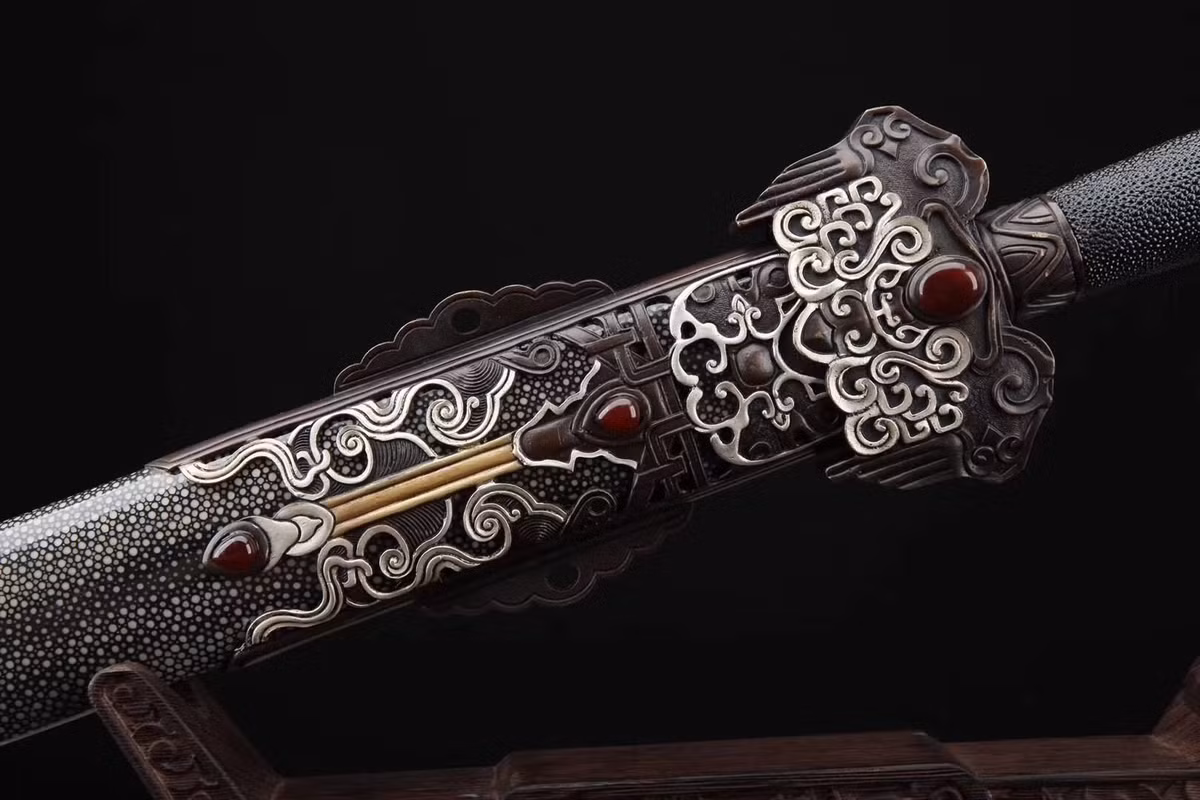 Dân gian lưu truyền những giai thoại, truyền thuyết rùng rợn về những thanh kiếm chết chóc. Trong số này có một thanh kiếm được cho là bị "nguyền rủa".