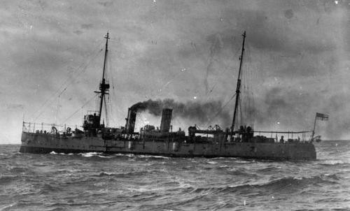 Vì vậy, Anh ra lệnh cho 5 tàu chiến do tuần dương hạm HMS Philomel và HMS St George dẫn đầu tiến vào cảng Zanzibar từ sáng 27/8 để đưa ra tối hậu thư cho Bargash phải trao lại vương quyền cho Muhammed lúc 9h sáng. Nếu Bargash không thực hiện thì Anh sẽ tuyên bố chiến tranh.