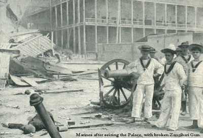 Đến 9h sáng mà Bargash không trao trả lại ngai vàng nên hải quân Anh hạ lệnh tấn công bằng loạt pháo kích nã từ các tàu chiến.