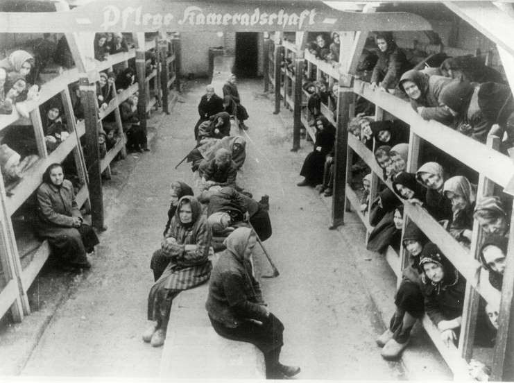 Vào tháng 1/1945, Hồng quân Liên Xô tiến vào và giải phóng trại tập trung Auschwitz. Theo đó, hàng trăm ngàn tù nhân đang bị phát xít Đức giam giữ và tra tấn tại Auschwitz được giải thoát khỏi "chốn địa ngục".