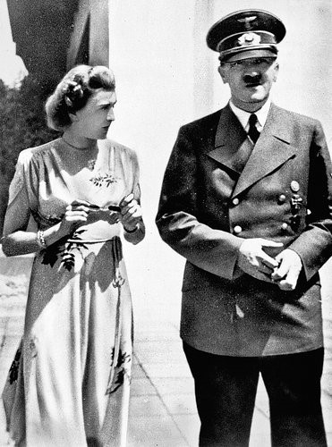 Trong suốt thời gian yêu Hitler, Eva Braun được sắp xếp vào đội ngũ nhiếp ảnh gia riêng của nhà độc tài.