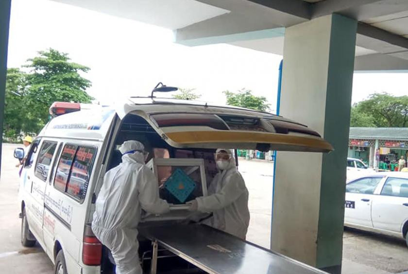 Người bệnh cũng có thể nhiễm vi rút cúm do tiếp xúc, chạm tay vào bề mặt vật dụng bị nhiễm virus, chạm vào khăn giấy đã dùng có nhiễm virus sau đó đưa tay lên mũi, miệng hoặc dụi mắt. Việc dùng chung đồ dùng, ly uống nước, hoặc bàn chải đánh răng với người bệnh cũng có thể lây nhiễm virus cúm A H1N1.