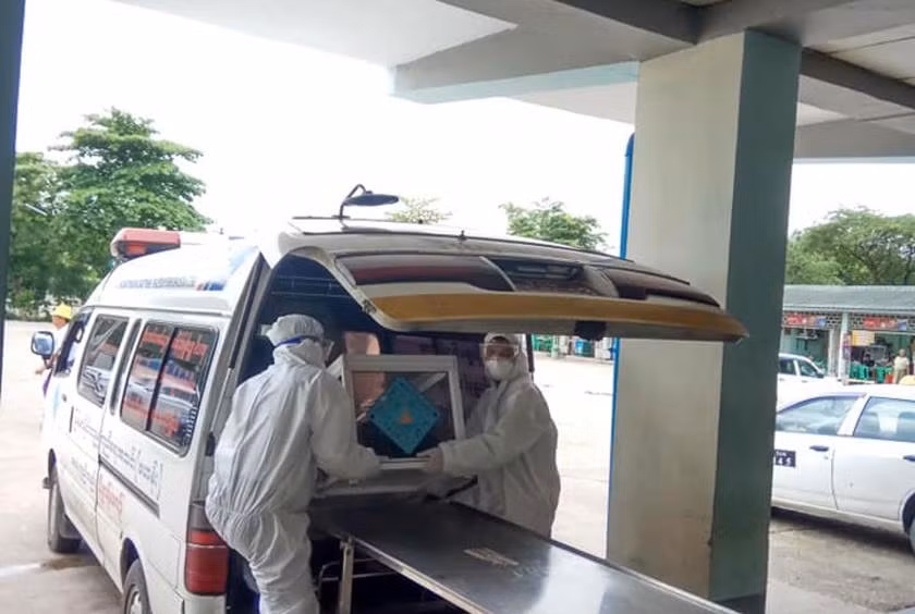 Người bệnh cũng có thể nhiễm vi rút cúm do tiếp xúc, chạm tay vào bề mặt vật dụng bị nhiễm virus, chạm vào khăn giấy đã dùng có nhiễm virus sau đó đưa tay lên mũi, miệng hoặc dụi mắt. Việc dùng chung đồ dùng, ly uống nước, hoặc bàn chải đánh răng với người bệnh cũng có thể lây nhiễm virus cúm A H1N1.