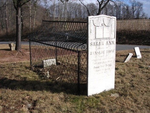 Vì vậy, sau khi thực hiện tang lễ, người thân chôn cất Sara và Asenath trong hai ngôi mộ có lồng sắt kiên cố ở phía ngoài.