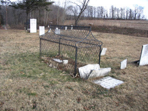 Một số người dân đồn đại rằng, sở dĩ hai ngôi mộ trên được bọc lồng sắt kiên cố như vậy là vì có lý do. Theo lời đồn, Sara và Asenath tử vong là do bị ma cà rồng hoặc ma sói tấn công.