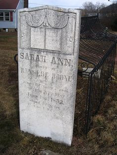 Đến nay, không ai có thể lý giải một cách chính xác về những bí ẩn bủa vây hai ngôi mộ được bọc lồng sắt ở nghĩa trang trên.