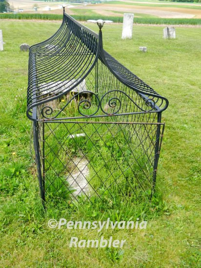 Vì vậy, những ngôi mộ có lồng sắt ở phía ngoài được xây dựng để ngăn xác chết "đội mồ sống lại" gieo rắc nỗi ám ảnh kinh hoàng cho người dân.