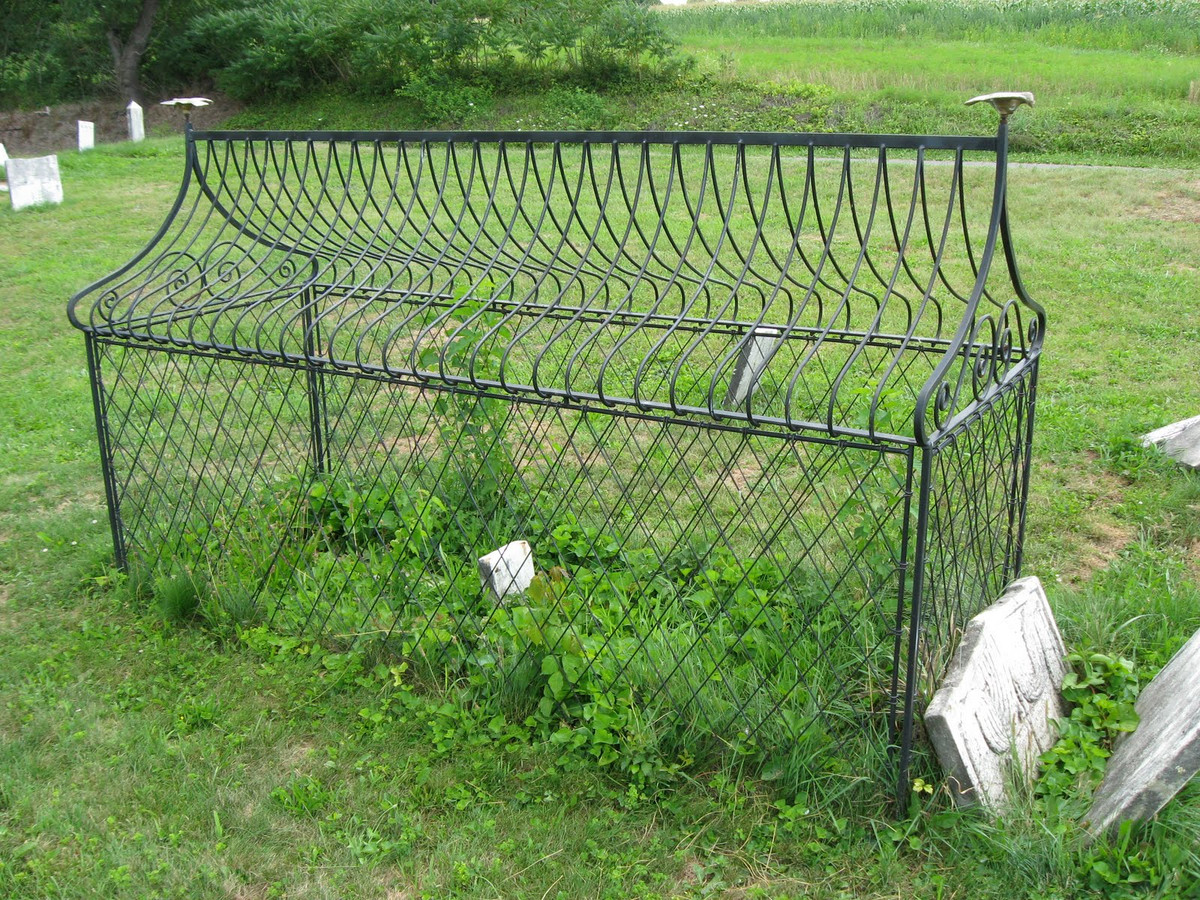 Một giả thuyết khác cho rằng, hai ngôi mộ được bọc lồng sắt trên được xây dựng như vậy để ngăn kẻ gian đào mộ, trộm xác hay các món đồ tùy táng giá trị.