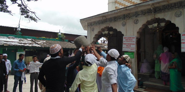 Qamar Ali Darvesh dành phần lớn thời gian để ăn chay và ngồi thiền thay vì luyện tập thể chất. Vì vậy, ông có khả năng chữa bệnh một cách kỳ diệu. Trước khi qua đời, ông đặt một lời nguyền lên một hòn đá lớn mà nam giới trong làng thường sử dụng để rèn luyện sức mạnh cơ bắp.