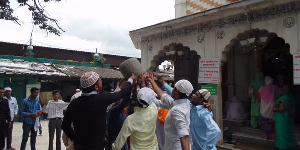 Qamar Ali Darvesh dành phần lớn thời gian để ăn chay và ngồi thiền thay vì luyện tập thể chất. Vì vậy, ông có khả năng chữa bệnh một cách kỳ diệu. Trước khi qua đời, ông đặt một lời nguyền lên một hòn đá lớn mà nam giới trong làng thường sử dụng để rèn luyện sức mạnh cơ bắp.