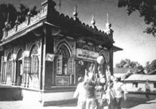 Theo các chuyên gia, hòn đá trên có trọng lượng 90 kg và được gọi là Levitating. Khác với những hòn đá thông thường, hòn đá thiêng Levitating có khả năng tự bay lên không trung mà không cần người nào nhấc lên.