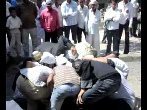 Tên tuổi của thánh Qamar Ali Darvesh gắn liền với giai thoại về hòn đá "linh thiêng". Cụ thể, truyền thuyết kể rằng, Qamar Ali Darvesh sinh ra trong một gia đình Hồi giáo trung lưu.