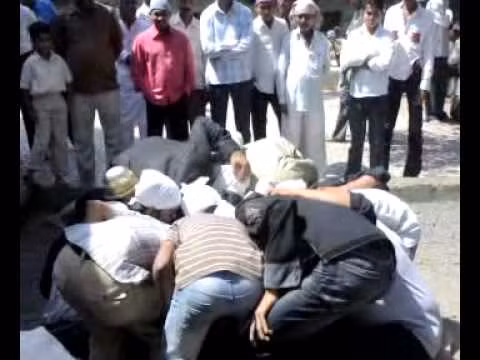 Tên tuổi của thánh Qamar Ali Darvesh gắn liền với giai thoại về hòn đá "linh thiêng". Cụ thể, truyền thuyết kể rằng, Qamar Ali Darvesh sinh ra trong một gia đình Hồi giáo trung lưu.