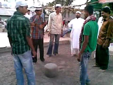 Khác với mọi người, Qamar Ali Darvesh tin vào sức mạnh tinh thần. Ông trở thành đệ tử của Pir (một nhân vật nổi tiếng trong đạo Hồi Sufi) khi 6 tuổi.