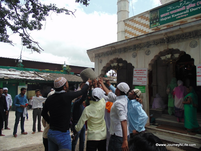 Khi ấy, hòn đá Levitating sẽ từ từ nhấc lên khỏi mặt đất và lơ lửng trên không trung một thời gian ngắn.